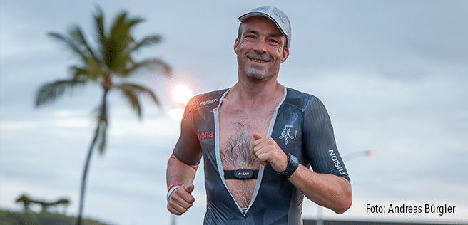 Das Bild zeigt den Sportler Paul Barth während einem Triathlon.